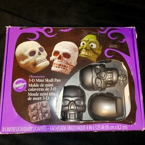 Wilton 3D Mini Skull Pan